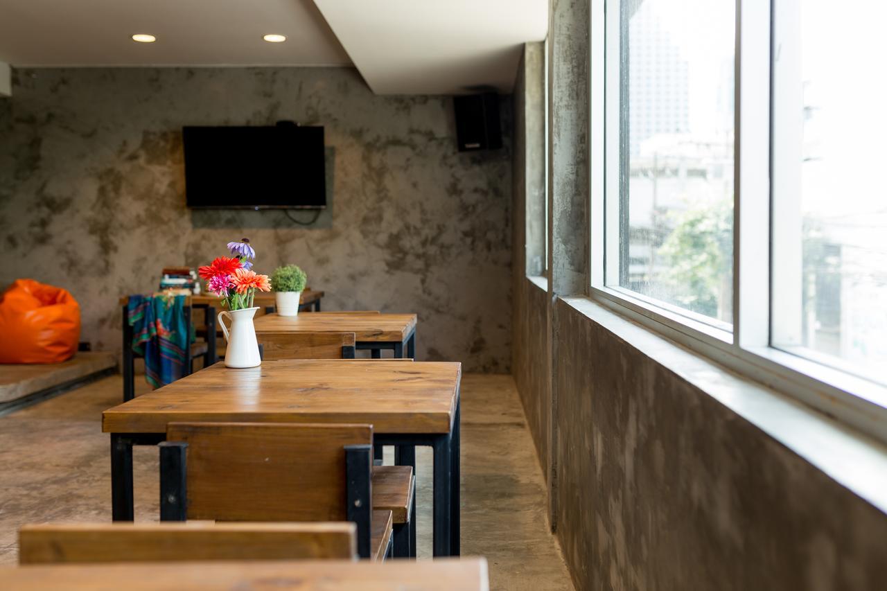 Revolution Hostel Asoke Bangkok Dış mekan fotoğraf