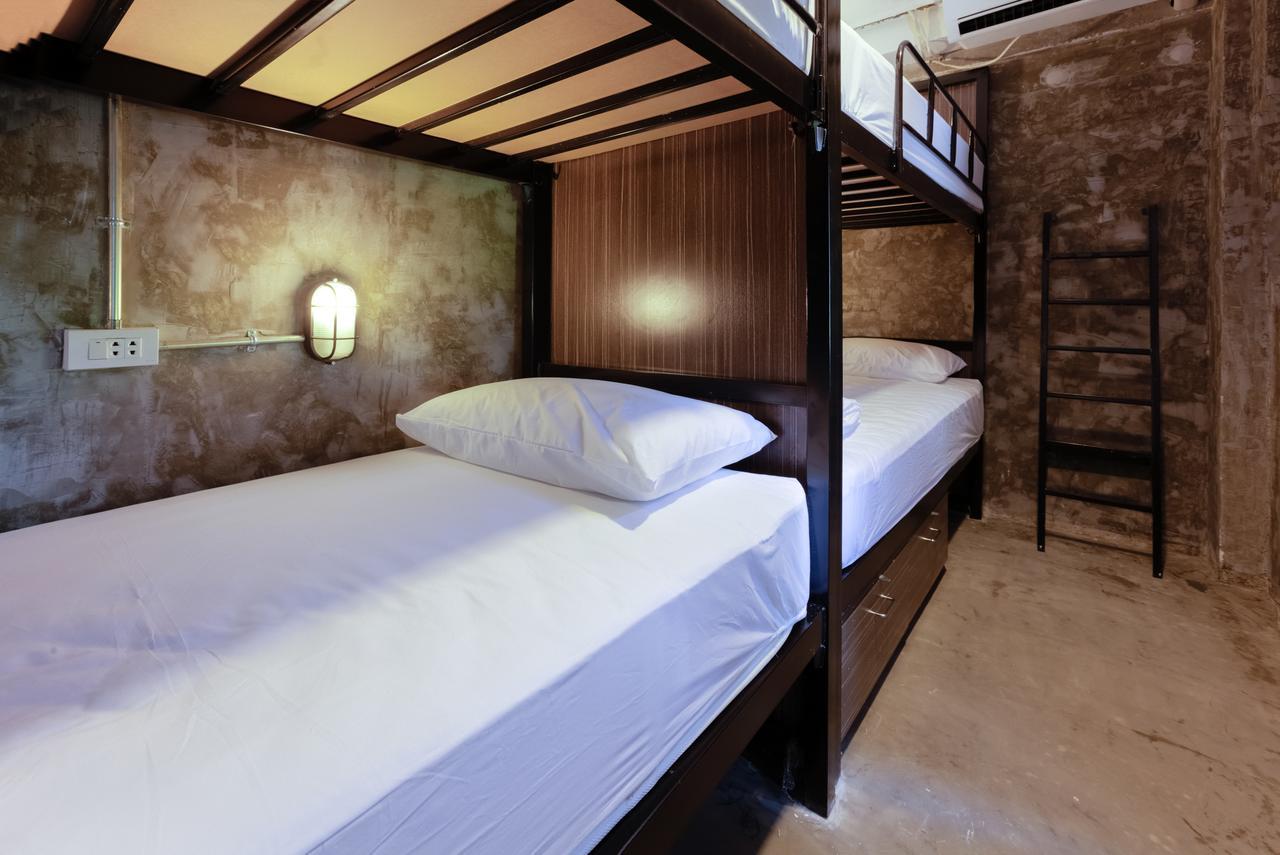 Revolution Hostel Asoke Bangkok Dış mekan fotoğraf