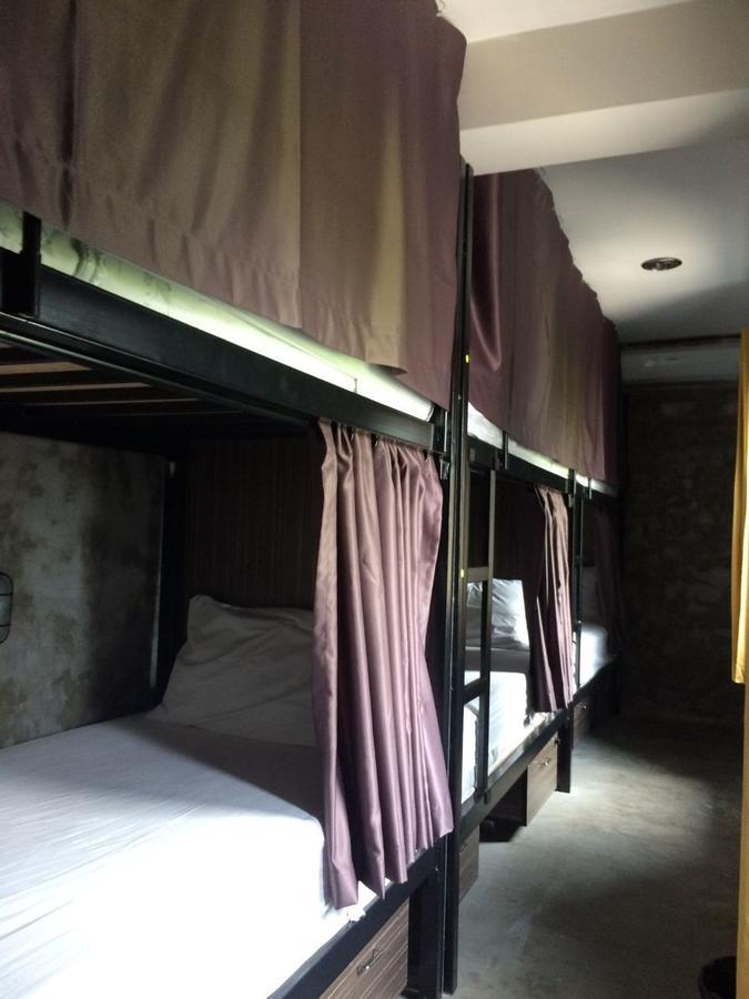 Revolution Hostel Asoke Bangkok Dış mekan fotoğraf